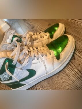 Nike Men's White and Metallic Green Sneakers